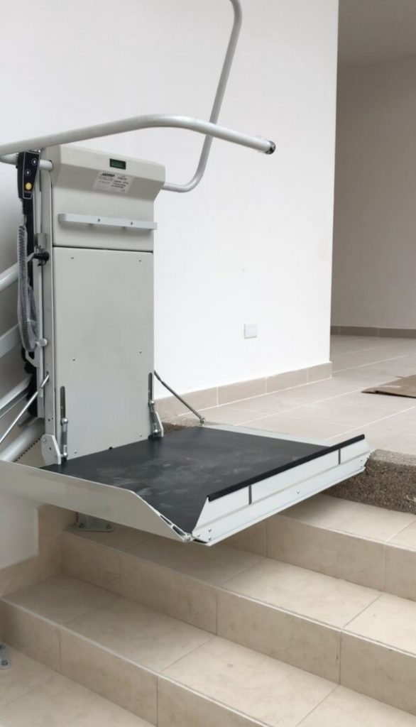 plataforma salvaescaleras desplegada